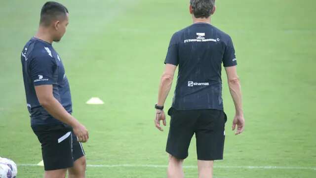Asisten Pelatih Timnas Indonesia, Alex Pastoor, memakai gelang Tridatu di tangannya saat sesi latihan Timnas Indonesia di Bali United Training Center. (Bola.com/Alit Binawan)