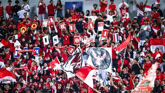 Suporter Indonesia membuat koreografi saat memberikan dukungan kepada Timnas Indonesia U-23 pada laga perempat final Piala Asia U-23 2024 melawan Korea Selatan U-23 di Abdullah bin Nasser bin Khalifa Stadium, Qatar, Jumat (26/04/2024) WIB. (Dok. AFC)
