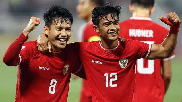 Selebrasi pemain Timnas Indonesia U-23, Witan Sulaeman (kiri) bersama Pratama Arhan setelah mencetak gol kedua ke gawang Yordania U-23 pada laga ketiga Grup A Piala Asia U-23 2024 di Abdullah bin Khalifa Stadium, Doha, Qatar, Minggu (21/4/2024). (AFP/Karim Jaafar)