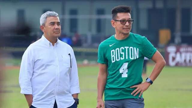 Wali Kota Bandung, Muhammad Farhan bersama Director MilkLife Soccer Challenge, Teddy Tjahjono. (Bola.com/Erwin Snaz)