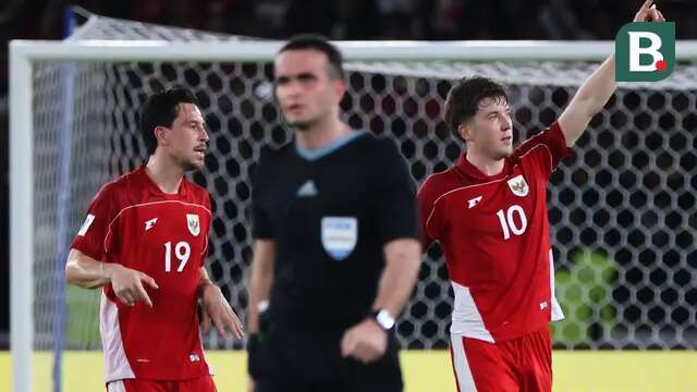 Ekspresi kegembiraan bintang Timnas Indonesia, Ole Romeny (kanan), setelah mencetak gol ke gawang Bahrain pada pertandingan kualifikasi Piala Dunia 2026 di Stadion Utama Gelora Bung Karno, Jakarta, Selasa (25/3/2025). (Bola.com/Bagaskara Lazuardi)