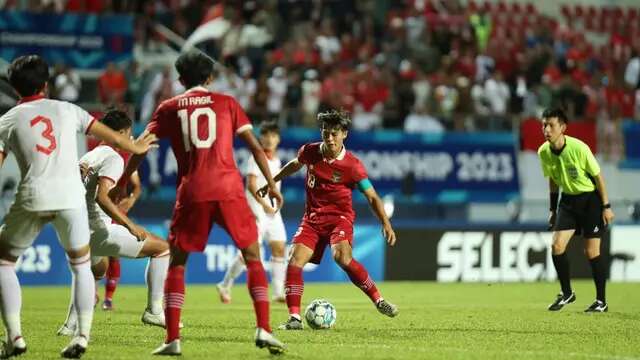 Pemain Timnas Indonesia U-23, Alfeandra Dewangga (kanan), menendang bola ke gawang Timnas Vietnam dalam pertandingan final Piala AFF U-23 2023 yang berlangsung di Rayong Province Stadium, Thailand, Sabtu (26/8/2023) malam WIB. (Dok. PSSI)