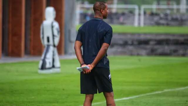Gelang Tridatu dipakai oleh Pelatih Timnas Indonesia, Patrick Kluivert, di tangannya saat sesi latihan Timnas di Bali United Training Center. (Bola.com/Alit Binawan)