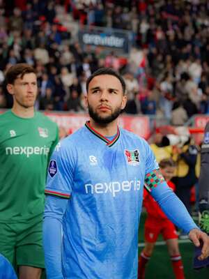 Calvin Verdonk memimpin NEC Nijmegen menghadapi FC Twente pada semifinal play-off Eredivisie untuk tiket ke UEFA Conference League 2025/2026, di De Grolsch Veste, Enschede, Jumat (23/5/2025) dini hari WIB. Dalam duel itu, NEC menyerah 0-1 dan gagal tampil ke Eropa musim depan. (dok. NEC Nijmegen)