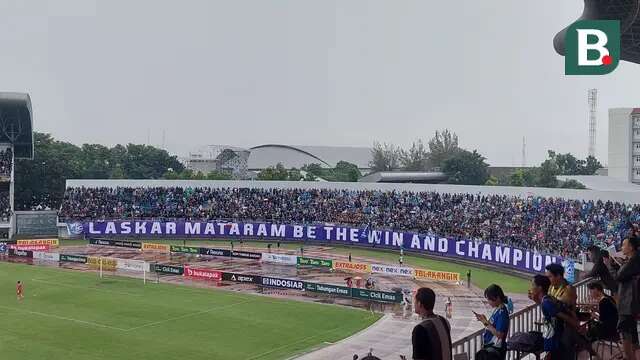 Fans PSIM Yogyakarta memadati Stadion Mandala Krida, Yogyakarta ketika menghadapi PSPS Pekanbaru pada laga lanjutan Grup X 8 besar Pegadaian Liga 2 2024/2025, Senin (17/2/2025) sore WIB. Dukungan dari fans mendongkrak semangat juang pemain PSIM dan akhirnya meraih kemenangan 2-1 atas PSPS. (Bola.com/Ana Dewi)