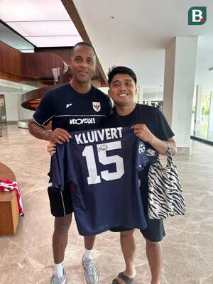 Salah seorang fans Timnas Indonesia yang juga kolektor jersey Aditya Nugraha saat berfoto dengan pelatih Patrick Kluivert dengan jersey Ajax Amsterdam di The Meru Sanur pada Sabtu (31/5/2025). (Dok Pribadi)
