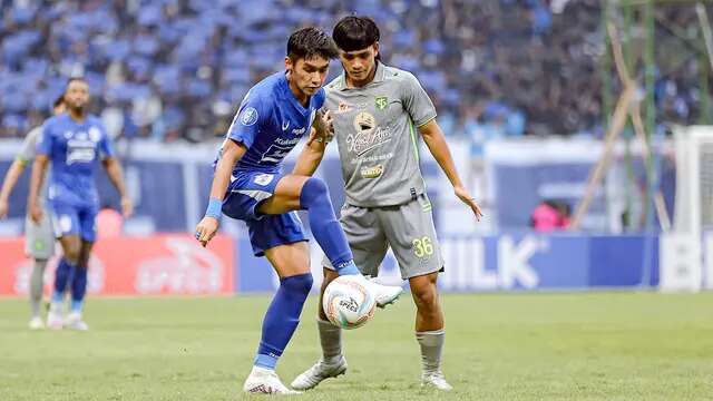 Septian David Maulana (kiri) berusaha menjaga bola dari penjagaan Ripal Wahyudi (kanan) saat PSIS Semarang bersua Persebaya Surabaya di Stadion Jatidiri, Semarang, pada pekan ketiga BRI Liga 1 2023/2024, Minggu (16/7/2023) malam WIB. (Dok. Persebaya)