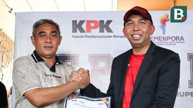 Mantan striker Timnas Indonesia, Indriyanto Nugroho, menjadi pembicara pada Seminar Edukasi Penggiat Antikorupsi Bikin Olahraga Lebih Ajib yang turut menggandeng KPK di Bangka, Jakarta Selatan, Jumat (30/5/2025) siang WIB. (Bola.com/Abdul Aziz)