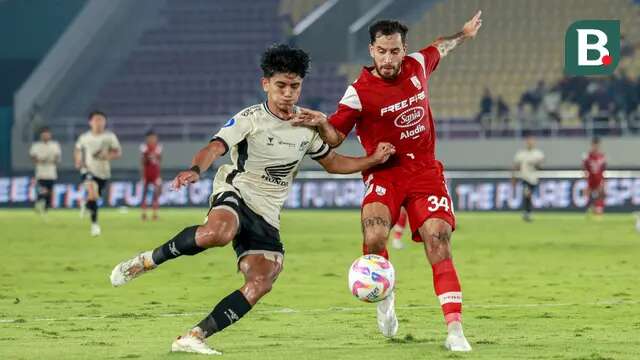 Bek keturunan Indonesia-Belanda, Jordy Tutuarima, saat mengukir debut bersama Persis Solo pada pertandingan melawan PSM Makassar di Stadion Manahan, Solo, Senin (13/1/2025) malam WIB. (Bola.com/Radifa Arsa)