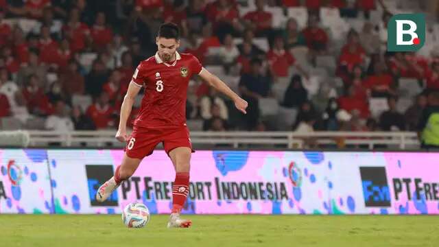 Pemain Timnas Indonesia, Sandy Walsh, menendang bola saat melawan Brunei Darussalam pada laga putaran pertama Kualifikasi Piala Dunia 2026 Zona Asia di Stadion Utama Gelora Bung Karno (SUGBK), Kamis (12/10/2023) malam WIB. Timnas Indonesia menang 6-0 atas Brunei Darussalam. (Bola.com/M Iqbal Ichsan)