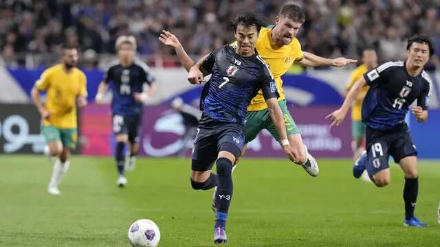 Pemain Jepang, Kaoru Mitoma (kiri) berebut bola dengan pemain Australia, Cameron Burgess saat laga lanjutan Grup C Kualifikasi Piala Dunia 2026 di Saitama Stadium, Jepang, Selasa (15/10/2024). (AP Photo/Eugene Hoshiko)