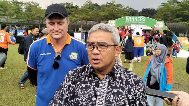 Wali Kota Bandung, Muhammad Farhan, ketika menghadiri Final MilkLife Soccer Challenge (MLSC) Bandung di Lapangan PPI, Minggu (1/6/2025). Tampak Farhan didampingi pelatih kepala MLSC, Timo Scheunemann. (Bola.com/Erwin Snaz)