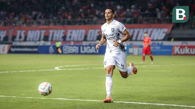 Pemain Borneo FC, Leo Lelis saat menghadapi Persija Jakarta pada laga pekan ke-7 BRI Liga 1 2023/2024 di Stadion Patriot Candrabhaga, Bekasi, Rabu (9/8/2023). (Bola.com/Bagaskara Lazuardi)