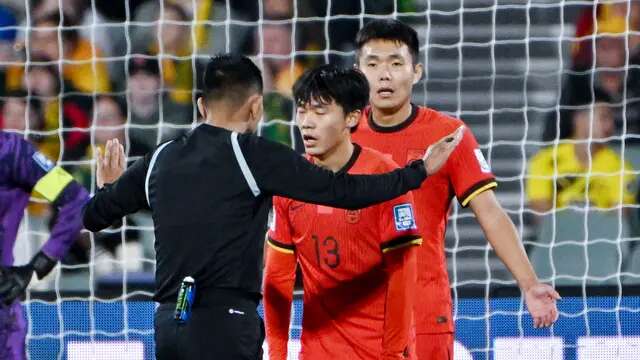 Pemain China Hu Hetao berdebat dengan wasit dalam pertandingan kualifikasi Piala Dunia 2026 zona Asia antara AustraliaVs China di Adelaide pada 10 Oktober 2024. (AFP/Brenton Edwards)