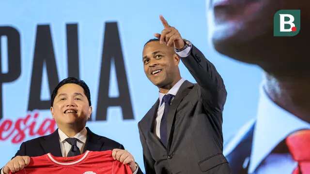 Ketua PSSI, Erick Thohir, dan pelatih anyar Timnas Indonesia, Patrick Kluivert, dalam sesi konfrensi pers di Hotel Mulia, Jakarta, Minggu (12/1/2025) sore WIB. (Bola.com/Bagaskara Lazuardi)
