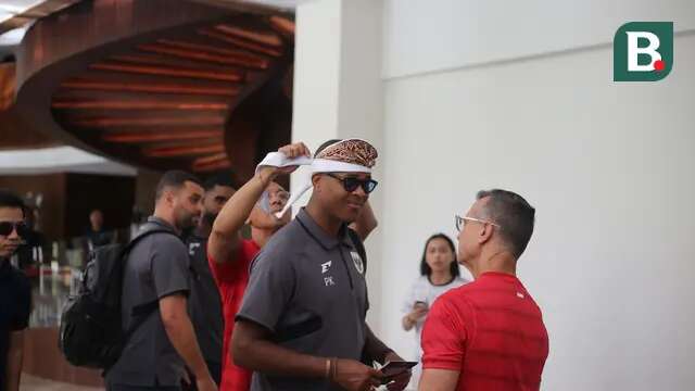 Pelatih Timnas Indonesia Patrick Kluivert saat dipakaikan Udeng khas Bali sebelum keberangkatan ke Jakarta (Bola.com/Alit Binawan)