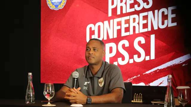 Pelatih Timnas Indonesia Patrick Kluivert saat konferensi pers di The Meru Sanur sebelum keberangkatan ke Jakarta pada Minggu sore (1/6/2025). (Bola.com/Alit Binawan)