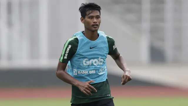 Pemain Timnas Indonesia U-22, Septian Bagaskara, meminta bola saat latihan di Stadion Madya, Jakarta, Selasa (15/1). Latihan ini merupakan persiapan jelang Piala AFF U-22. (Bola.com/Yoppy Renato)