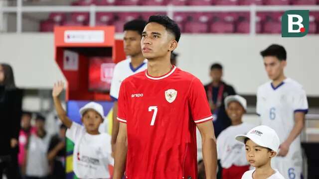 Pemain Timnas Indonesia, Marselino Ferdinan, memasuki lapangan saat laga Grup B Piala AFF 2024 melawan Filipina yang berlangsung di Stadion Manahan, Solo, Jawa Tengah, Sabtu (21/12/2024). (Bola.com/Abdul Aziz)