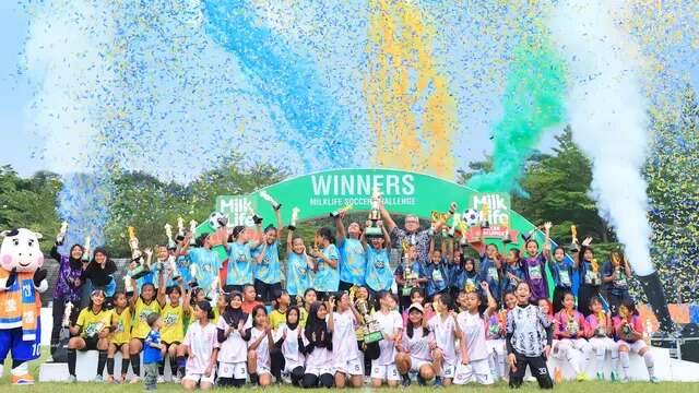 Euforia final MilkLife Soccer Challenge Bandung yang digelar di Lapangan PPI, Bandung, Minggu (1/6/2025), melahirkan SDN 075 Jatayu sebagai juara di KU 10 dan SDN 073 Pajagalan B sebagai juara KU 12. (Bola.com/Erwin Snaz)