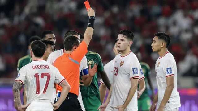 Wasit Rustam Lutfullin (tengah) memberikan kartu merah kepada pemain Indonesia Justin Hubner (2 kanan) dalam pertandingan kualifikasi Piala Dunia 2026 zona Asia antara Arab Saudi dan Indonesia di Stadion Utama Gelora Bung Karno, Jakarta, pada 19 November 2024. (ADITYA AJI/AFP)
