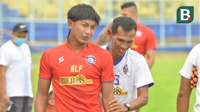 Asisten pelatih Arema FC, Siswantoro, bercanda bersama Ahmad Alfarizi, kala latihan perdana Singo Edan di Stadion Kanjuruhan, Malang, Senin (22/2/2021) sore WIB. (Bola.com/Iwan Setiawan)