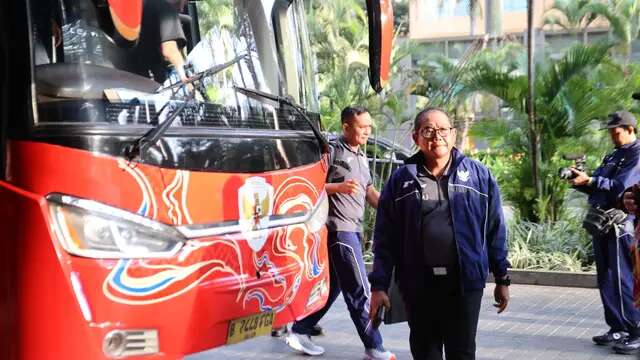 Manajer Timnas Indonesia bersama Skuad Garuda tiba di Hotel Fairmont, Jakarta, Jumat (21/3/2025) sore WIB. (Bola.com/Abdul Aziz).