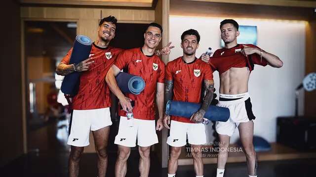 Shayne Patynama, Joey Pelupessy, Stefano Lilipaly, dan Justin Hubner menjalani sesi gym sebelum menghadapi Timnas China dalam lanjutan Kualifikasi Piala Dunia 2026. Laga itu akan digelar di Stadion Utama Gelora Bung Karno, Jakarta, Kamis (5/6/2025). (Dok. Timnas Indonesia).