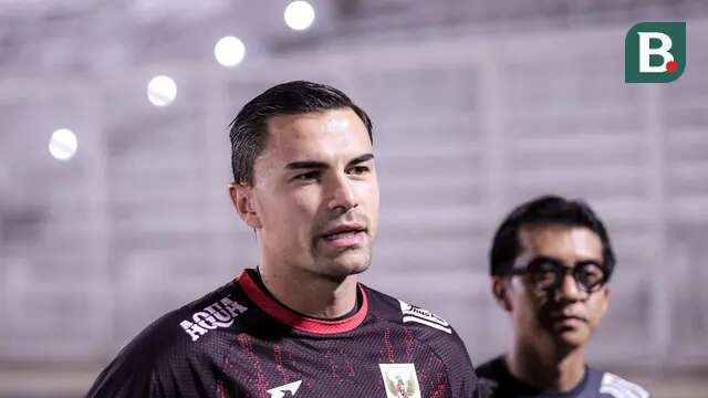Kiper Timnas Indonesia, Emil Audero memberikan keterangan di depan media saat latihan menjelang laga Putaran Ketiga Kualifikasi Piala Dunia 2026 melawan China yang berlangsung di Stadion Madya, Kompleks Stadion Utama Gelora Bung Karno (SUGBK), Senayan, Jakarta, Senin (02/06/2025). (Bola.com/Bagaskara Lazuardi)