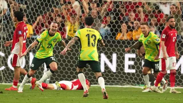 Pemain Australia, Jackson Irvine, melakukan selebrasi setelah mencetak gol ke gawang Timnas Indonesia dalam matchday ketujuh Grup C di Sydney Football Stadium, Sydney, pada Kamis (20/3/2025) sore WIB. (AP Photo/Mark Baker)