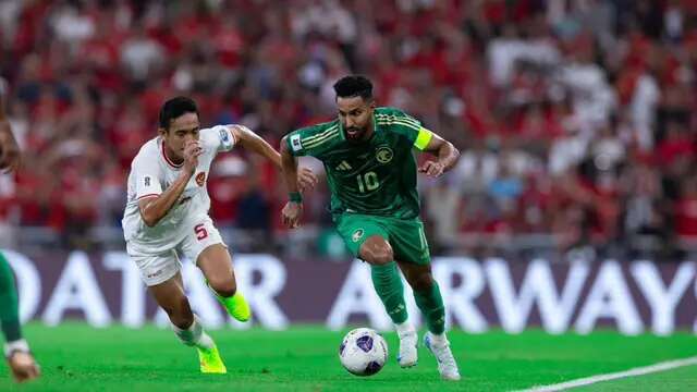 Bek Timnas Indonesia, Rizky Ridho mengejar lari kencang dari winger andalan Timnas Arab Saudi, Salem Aldawsari dalam laga putaran ketiga Kualifikasi Piala Dunia 2026 di King Abdullah Sport City Stadium, Jeddah, Jumat (6/9/2024) dini hari WIB. (x.com/SaudiNT_EN)