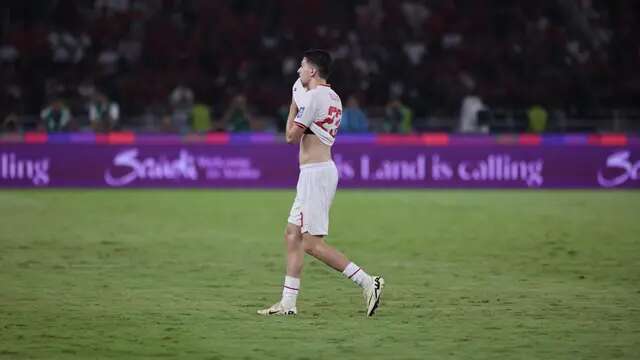 Justin Hubner meninggalkan lapangan setelah mendapat kartu kuning kedua pada laga Timnas Indonesia vs Arab Saudi di SUGBK, Jakarta, Selasa (19/11/2024). (Bola.com/Muhammad Iqbal Ichsan)