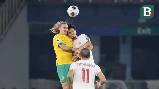 Pemain Timnas Indonesia, Nathan Tjoe-A-On, duel udara dengan pemain pemain Australia, Jackson Irvine, pada laga kedua Grup C Kualifikasi Piala Dunia 2026 Zona Asia di Stadion Utama Gelora Bung Karno (SUGBK), Jakarta Pusat, pada Selasa (10/9/2024). (Bola.com/Abdul Aziz)