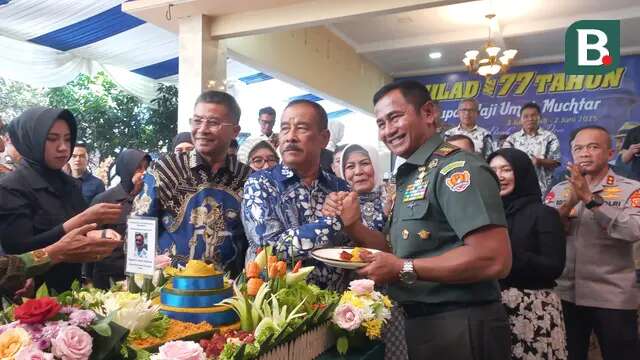 Komisaris PT Persib Bandung Bermartabat (PBB), Umuh Muchtar, merayakan ulang tahunnya yang ke-77 di kediamannya Desa Ciluluk, Tanjungsari, Sumedang. (Bola.com/Erwin Snaz)