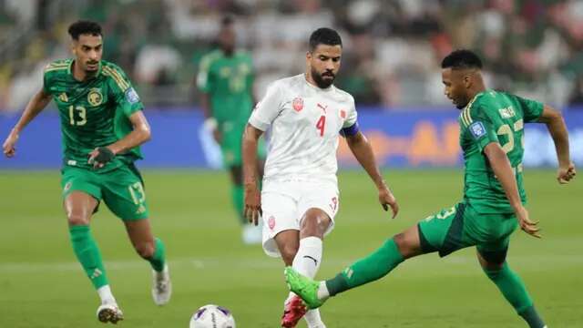 Penyerang Arab Saudi #23, Aiman ​​Yahya, berebut bola dengan gelandang Bahrain #04, Sayed Dhiya Saeed, selama pertandingan kualifikasi Piala Dunia FIFA 2026 Grup C AFC antara Arab Saudi dan Bahrain di Stadion Pangeran Abdullah Al-Faisal di Jeddah pada tanggal 15 Oktober 2024. (AFP)