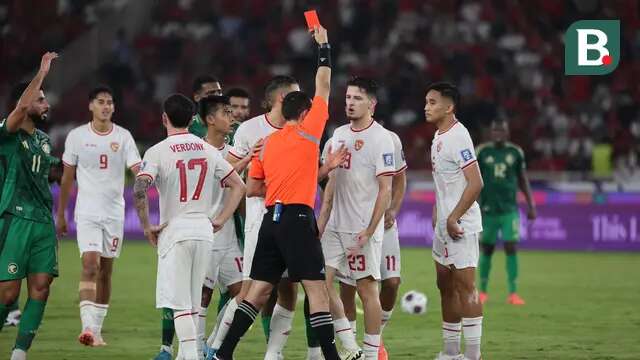 Justin Hubner menerima kartu merah dari wasit saat Timnas Indonesia menghadapi Arab Saudi pada matchday 6 putaran 3 Kualifikasi Piala Dunia 2026 di Stadion Utama Gelora Bung Karno (SUGBK), Selasa (19/11/2024) malam WIB. (Bola.com/Abdul Aziz)