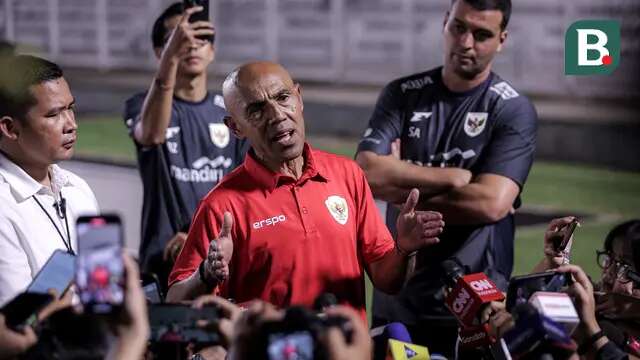 Head of Scouting atau Kepala Pemandu Bakat Timnas Indonesia, Simon Tahamata memberikan keterangan di depan media saat latihan perdana di Jakarta menjelang Putaran Ketiga Kualifikasi Piala Dunia 2026 melawan China yang berlangsung di Stadion Madya, Kompleks Stadion Utama Gelora Bung Karno (SUGBK), Senayan, Jakarta, Senin (02/06/2025). (Bola.com/Bagaskara Lazuardi)