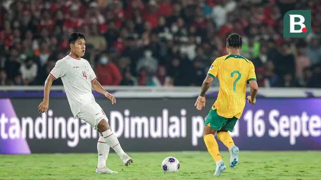 Pemain Timnas Indonesia, Wahyu Prasetyo (kiri) mengumpan bola dibayangi pemain Australia, Samuel Silvera pada laga Kualifikasi Piala Dunia 2026 yang berlangsung di Stadion Utama Gelora Bung Karno (SUGBK), Senayan, Jakarta, Selasa (10/09/2024). (Bola.com/Bagaskara Lazuardi)