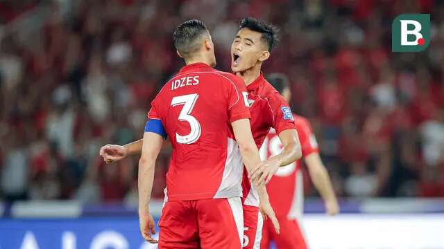 Dua penggawa lini pertahanan Timnas Indonesia, Jay Idzes dan Rizky Ridho, melakukan selebrasi setelah menggagalkan peluang Bahrain dalam laga lanjutan Kualifikasi Piala Dunia 2026 zona Asia di Stadion Utama Gelora Bung Karno (SUGBK) Senayan, Jakarta, Selasa (25/3/2025). (Bola.com/Bagaskara Lazuardi)