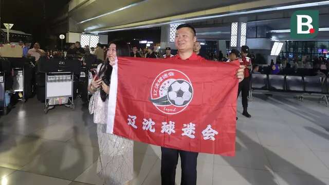 Suporter Timnas China menyambut kedatangan skuad The Dragons saat tiba di Terminal 3 Bandara Soekarno-Hatta, Tangerang, Senin (2/6/2025). (Bola.com/M Iqbal Ichsan)