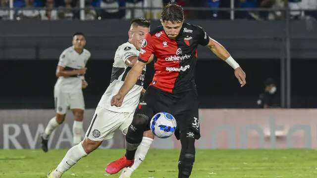 Timnas Malaysia resmi menaturalisasi bek asal Argentina, Facundo Garces (kanan), Senin (2/6/2025). Sebelum memperkuat klub La Liga, Deportivo Alaves, Garces, membela Colon de Santa Fe. (AFP/Diego Lima)