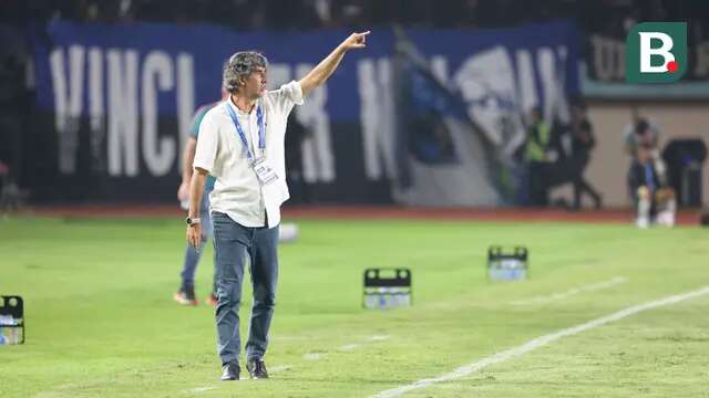 Pelatih kepala Bali United, Stefano Teco Cugurra memberi instruksi kepada pemainnya saat menghadapi Persib Bandung pada laga leg kedua semifinal Championship Series BRI Liga 1 2023/2024 di Stadion Si Jalak Harupat, Soreang, Kabupaten Bandung, Sabtu (18/5/2024). (Bola.com/Abdul Aziz)