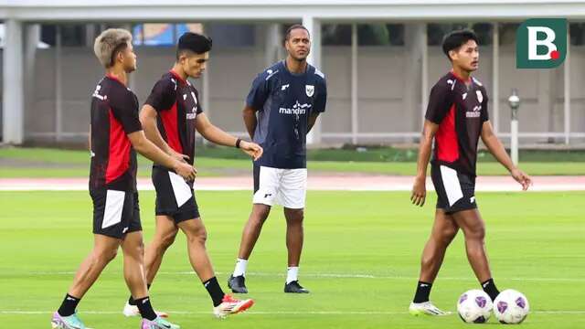 Patrick Kluivert hadir ditengah-tengah sesi latihan para pemain Timnas Indonesia di Stadion Madya, Gelora Bung Karno, Jakarta, Sabtu (22/3/2025).