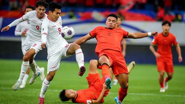 Pemain timnas Indonesia, Witan Sulaeman (kedua kiri) berebut bola dengan Jiang Guangtai (kedua kanan) saat kualifikasi Piala Dunia FIFA 2026 zona Asia melawan China di Qingdao, provinsi Shandong, China timur, pada Selasa 15 Oktober 2024. (Foto oleh AFP/China OUT)