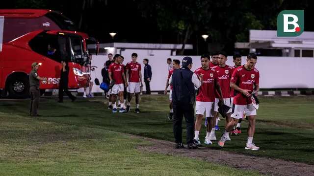 Para pemain Timnas Indonesia bersiap melakukan latihan perdana di Jakarta menjelang Putaran Ketiga Kualifikasi Piala Dunia 2026 melawan China yang berlangsung di Stadion Madya, Kompleks Stadion Utama Gelora Bung Karno (SUGBK), Senayan, Jakarta, Senin (02/06/2025). (Bola.com/Bagaskara Lazuardi)