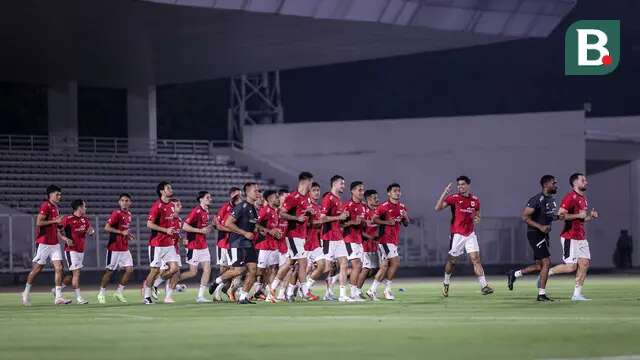 Para pemain Timnas Indonesia melakukan pemanasan dalam latihan perdana di Jakarta menjelang Putaran Ketiga Kualifikasi Piala Dunia 2026 melawan China yang berlangsung di Stadion Madya, Kompleks Stadion Utama Gelora Bung Karno (SUGBK), Senayan, Jakarta, Senin (02/06/2025). (Bola.com/Bagaskara Lazuardi)