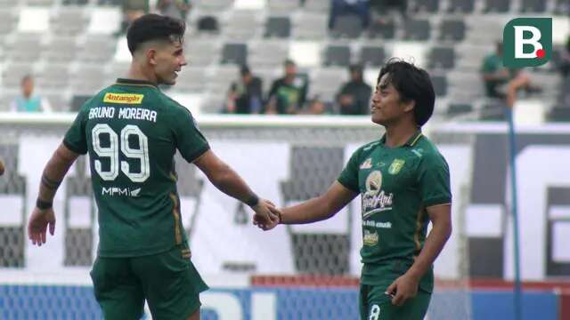 Gelandang muda Persebaya Surabaya, Andre Oktaviansyah bersama Bruno Moreira. Andre tampil impresif dalam tiga laga terakhir di BRI Liga 1 2023/2024. (Bola.com/Aditya Wany)