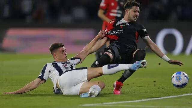 Timnas Malaysia resmi menaturalisasi bek asal Argentina, Facundo Garces (kanan), Senin (2/6/2025). Sebelum memperkuat klub La Liga, Deportivo Alaves, Garces, membela Colon de Santa Fe. (AFP/Diego Lima)