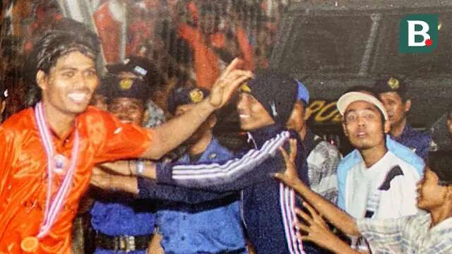 Nur' Alim salah satu pemain Persija merayakan gelar juara Liga Indonesia 2001 usai menundukkan PSM Makassar di SUGBK. (Dok. Buku Gue Persija)