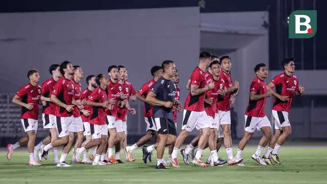 Para pemain Timnas Indonesia melakukan pemanasan dalam latihan perdana di Jakarta menjelang Putaran Ketiga Kualifikasi Piala Dunia 2026 melawan China yang berlangsung di Stadion Madya, Kompleks Stadion Utama Gelora Bung Karno (SUGBK), Senayan, Jakarta, Senin (02/06/2025). (Bola.com/Bagaskara Lazuardi)